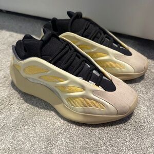 Yeezy 700 V3 ‘Safflower’
